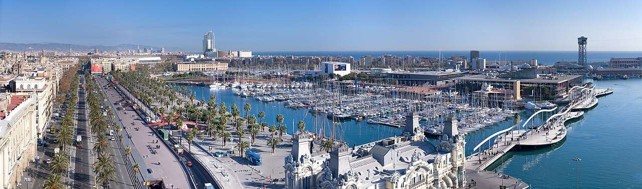 Vista del Port Vell de Barcelona y los edificios junto al puerto.