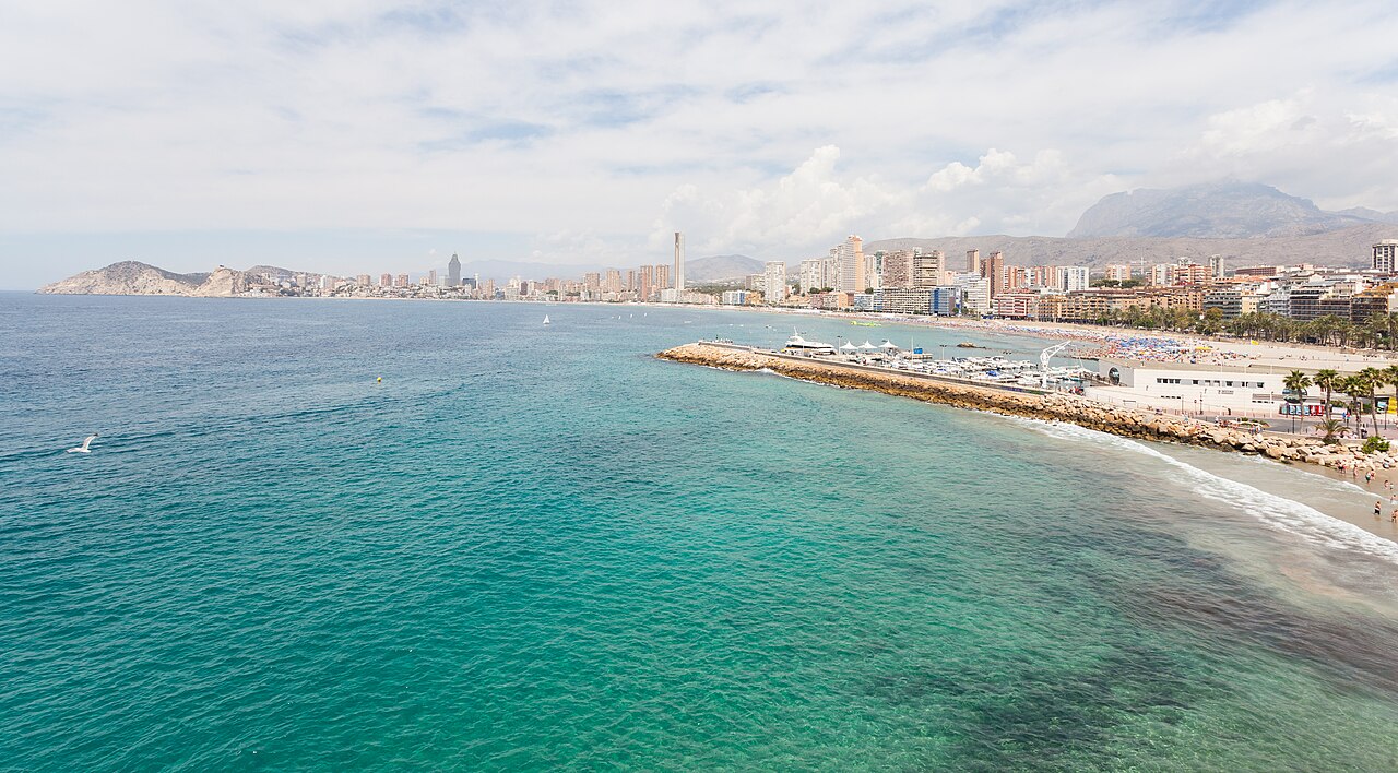 Playa de Poniente de Benidorm con edificios junto al mar.