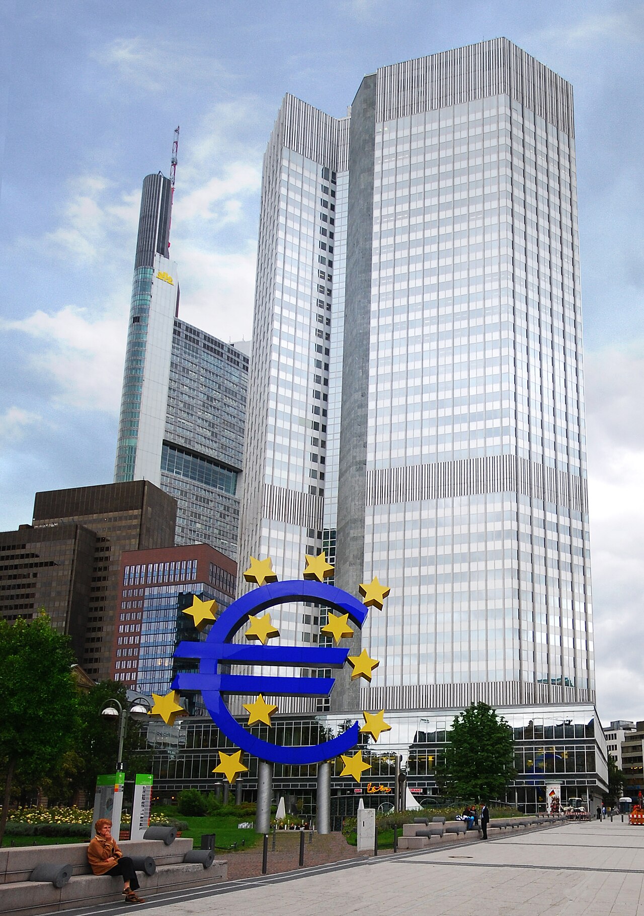 Escultura del símbolo del euro frente a la Eurotower de Fráncfort.