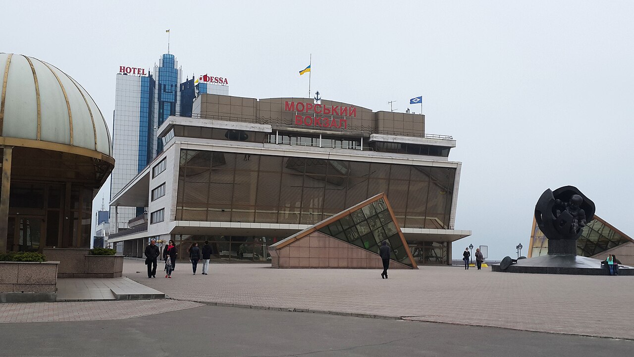 Instalaciones del puerto de Odesa fotografiadas desde tierra.